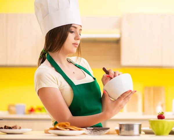 Jonge vrouw bereidt salade thuis in de keuken — Stockfoto