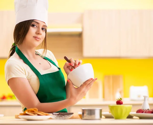 Ung kvinna laga sallad hemma i köket — Stockfoto