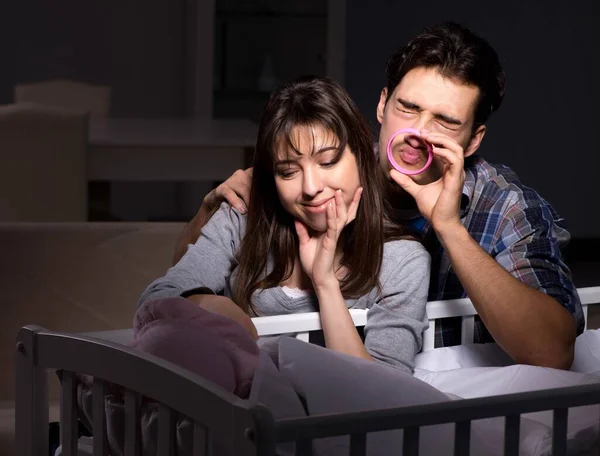 Padres jóvenes sin dormir con bebé recién nacido por la noche — Foto de Stock