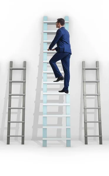 Концепция карьерного роста с различными лестницами — стоковое фото