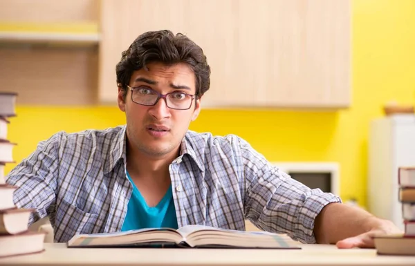 Studenten bereiden zich voor op examen zitten in de keuken — Stockfoto