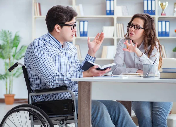 Behinderte Studenten studieren und bereiten sich auf College-Prüfungen vor — Stockfoto