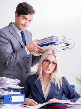 Patron sekreterine ek iş getiriyor.