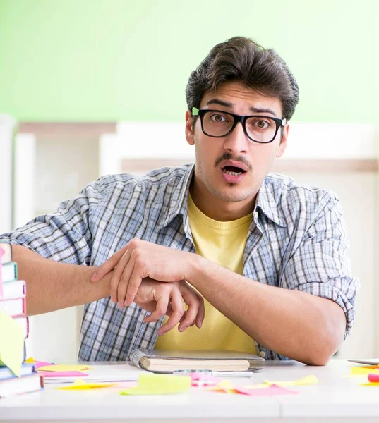 Student preparing for university exams with many conflicting pri — Stock Photo, Image