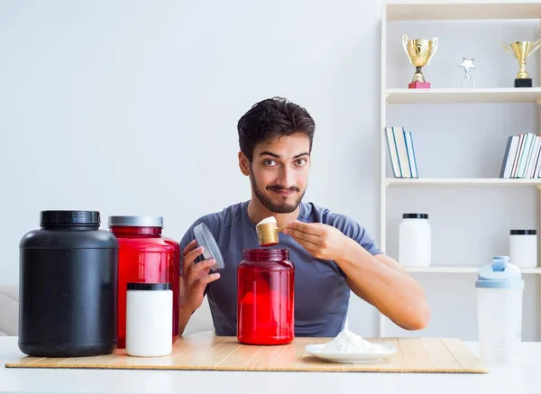 L'atleta assaggia nuovi integratori proteici per muscoli migliori — Foto Stock