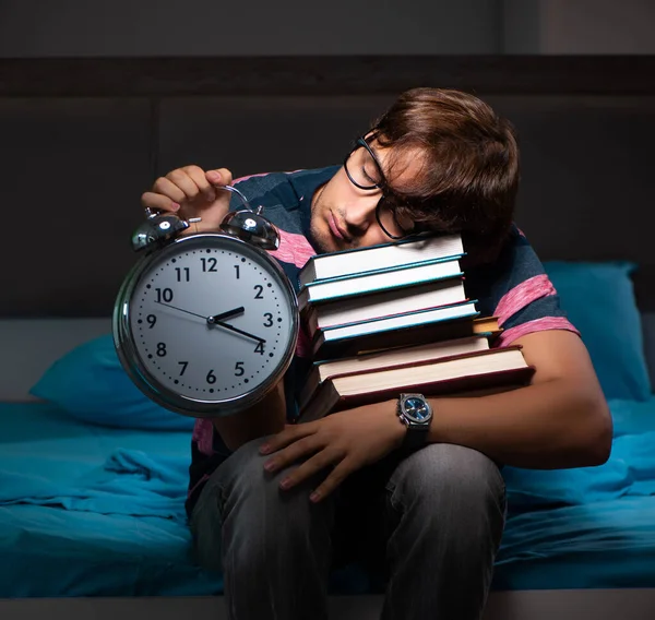 Jovem estudante bonito se preparando para exames à noite — Fotografia de Stock