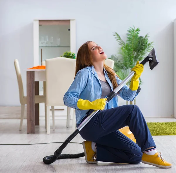 Mujer joven limpiando piso en casa haciendo tareas —  Fotos de Stock