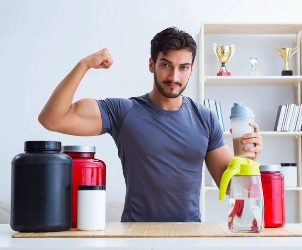 Sportler probieren neue Proteinpräparate für bessere Muskeln — Stockfoto