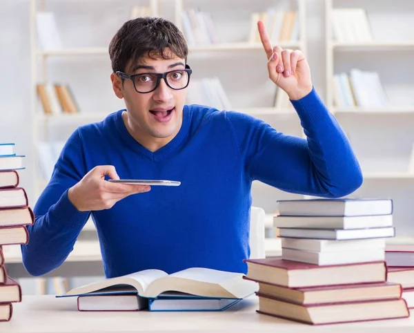 Mannelijke student bereidt zich voor op examens in universiteitsbibliotheek — Stockfoto