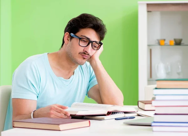 Estudiante preparándose para exámenes universitarios en casa — Foto de Stock