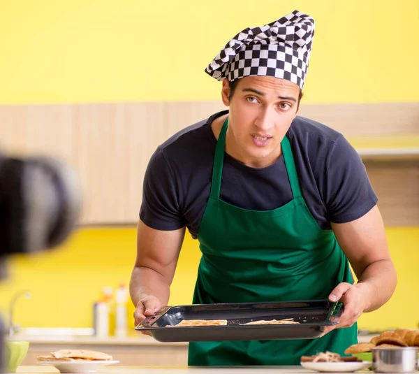 Joven chef blogger explicando la preparación de alimentos — Foto de Stock