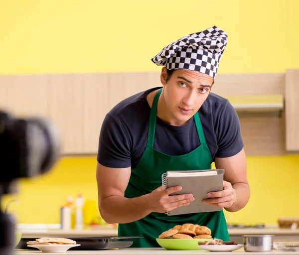 Jovem chef blogger explicando a preparação de alimentos — Fotografia de Stock