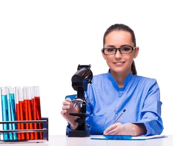 Jonge vrouwelijke arts in lab geïsoleerd op wit — Stockfoto