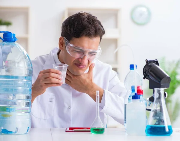 Asistente de laboratorio probando calidad del agua — Foto de Stock