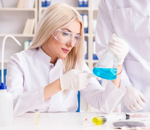Молодая женщина-химик работает в лаборатории клиники — стоковое фото