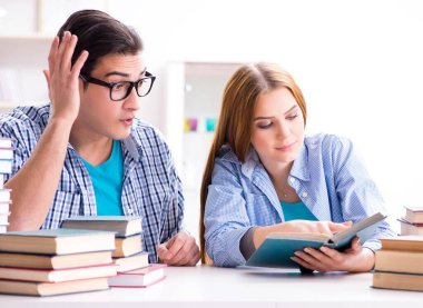 Üniversite sınavlarına çalışan iki öğrenci.