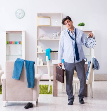 İş adamı gece geç saatte uyuyakaldığı için ofise geç kaldı.