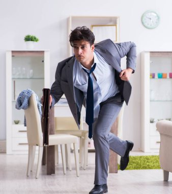 İş adamı gece geç saatte uyuyakaldığı için ofise geç kaldı.