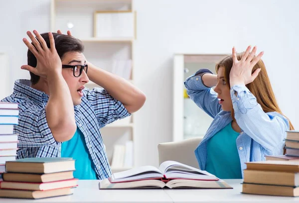 Par de estudantes que estudam para exames universitários — Fotografia de Stock