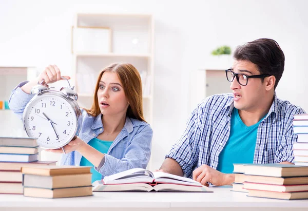 Dois estudantes a ficar sem tempo para se prepararem para os exames. — Fotografia de Stock