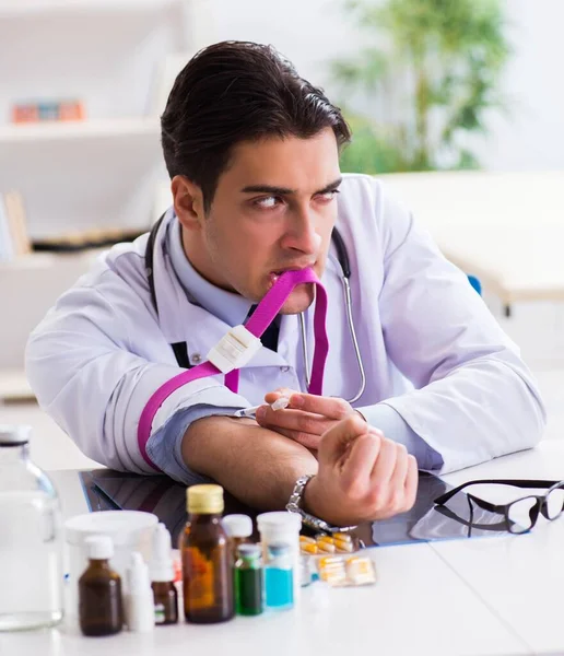 Doctor drug addict in the hospital — Stock Photo, Image