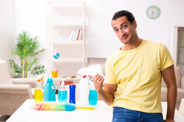 Jonge mannelijke aannemer doet huishoudelijk werk thuis — Stockfoto