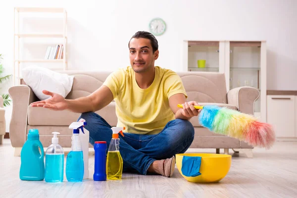 Ung manlig entreprenör som gör hushållsarbete hemma — Stockfoto