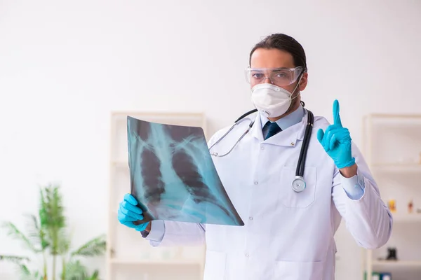 Doutor trabalhando em laboratório no conceito de coronavírus COVID-19 — Fotografia de Stock