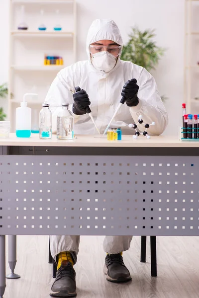 Médico trabajando en laboratorio en el concepto coronavirus COVID-19 — Foto de Stock