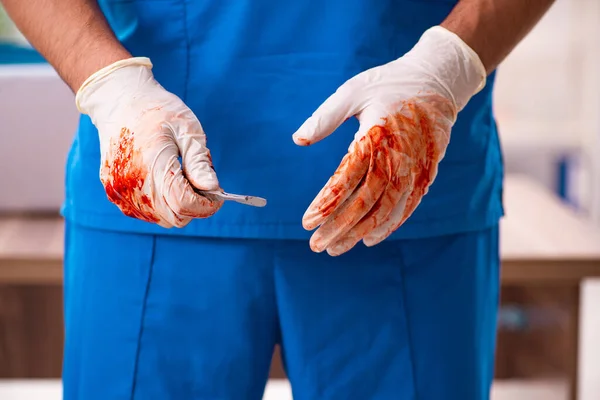 致命的な過失の概念の若い男性医師の外科医 — ストック写真