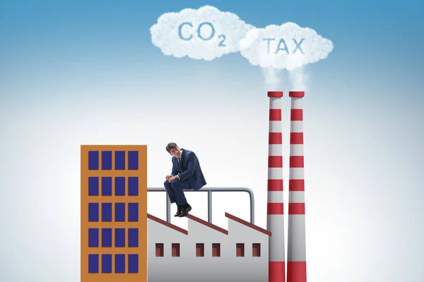 L'homme d'affaires dans le concept de taxe carbone — Photo