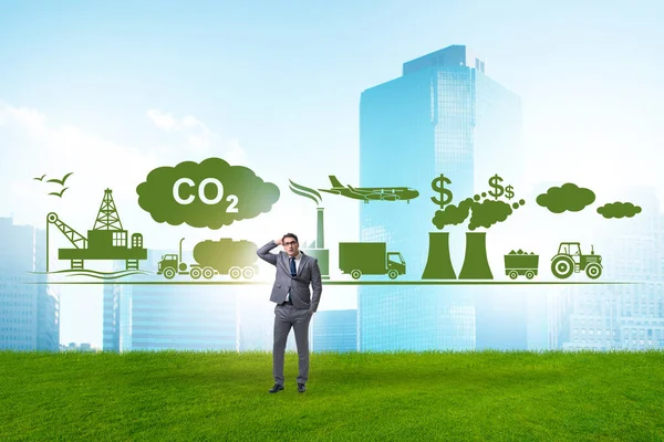 L'homme d'affaires dans le concept de taxe carbone — Photo