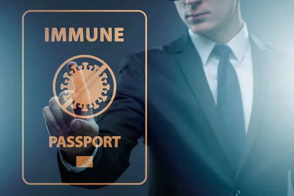 Begreppet immunitet pass - trycka på virtuell knapp — Stockfoto