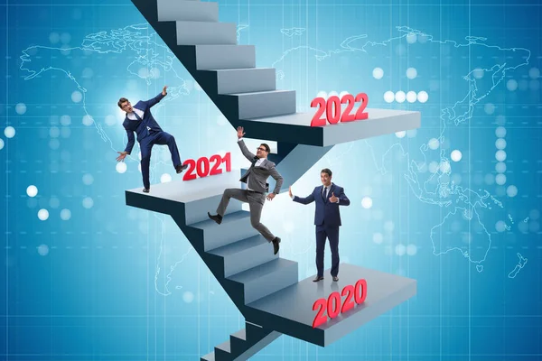 Affärsman klättra trappor på årsbasis — Stockfoto