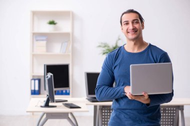 Ofiste çalışan genç bir erkek.