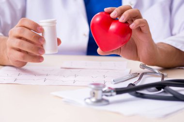 Klinikte çalışan genç bir erkek kardiyolog.