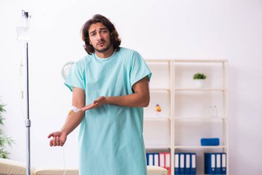 Kan nakli konseptinde genç bir erkek hasta.