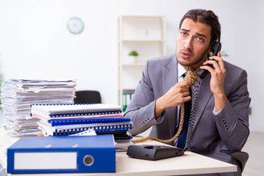 Genç bir erkek işçi aşırı işten memnun değil.