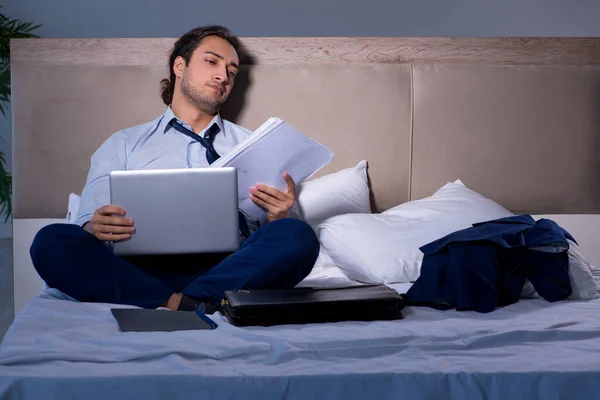 Homme d'affaires fatigué faisant des heures supplémentaires à la maison la nuit — Photo