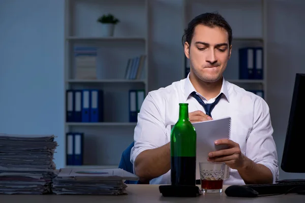Uzależniony od alkoholu biznesmen pracujący do późna w biurze — Zdjęcie stockowe