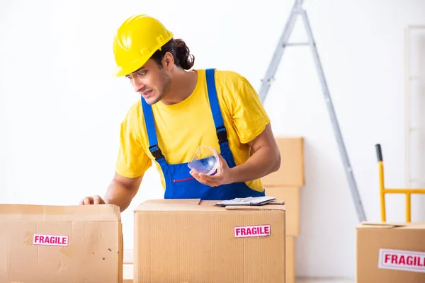 Joven macho profesional mover haciendo casa reubicación — Foto de Stock