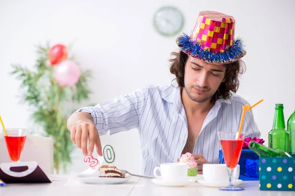 Jeune homme célébrant son anniversaire à la maison — Photo