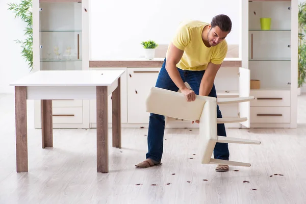 Joven y un montón de cucarachas en casa — Foto de Stock