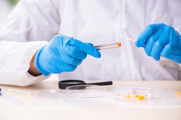 Criminólogo experto masculino trabajando en el laboratorio para obtener evidencia — Foto de Stock