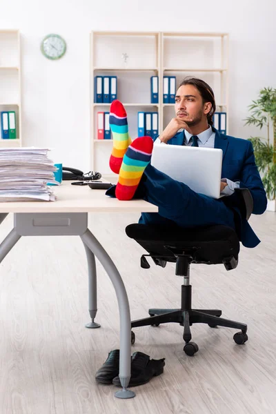 Jeune homme d'affaires travaillant dans le bureau — Photo