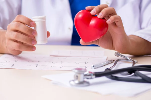 Klinikte çalışan genç bir erkek kardiyolog. — Stok fotoğraf