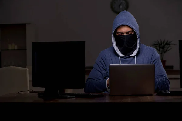 Männliche Hacker hacken SicherheitsFirewall spät im Amt — Stockfoto