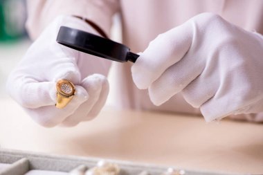 Yaşlı erkek kuyumcu atölyede.