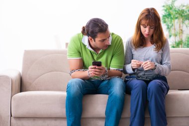 Gadget bağımlılığı konseptinde genç bir çift