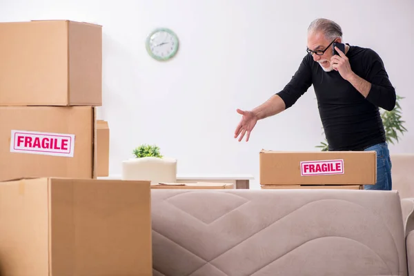 Velho homem profissional mover fazendo realocação em casa — Fotografia de Stock